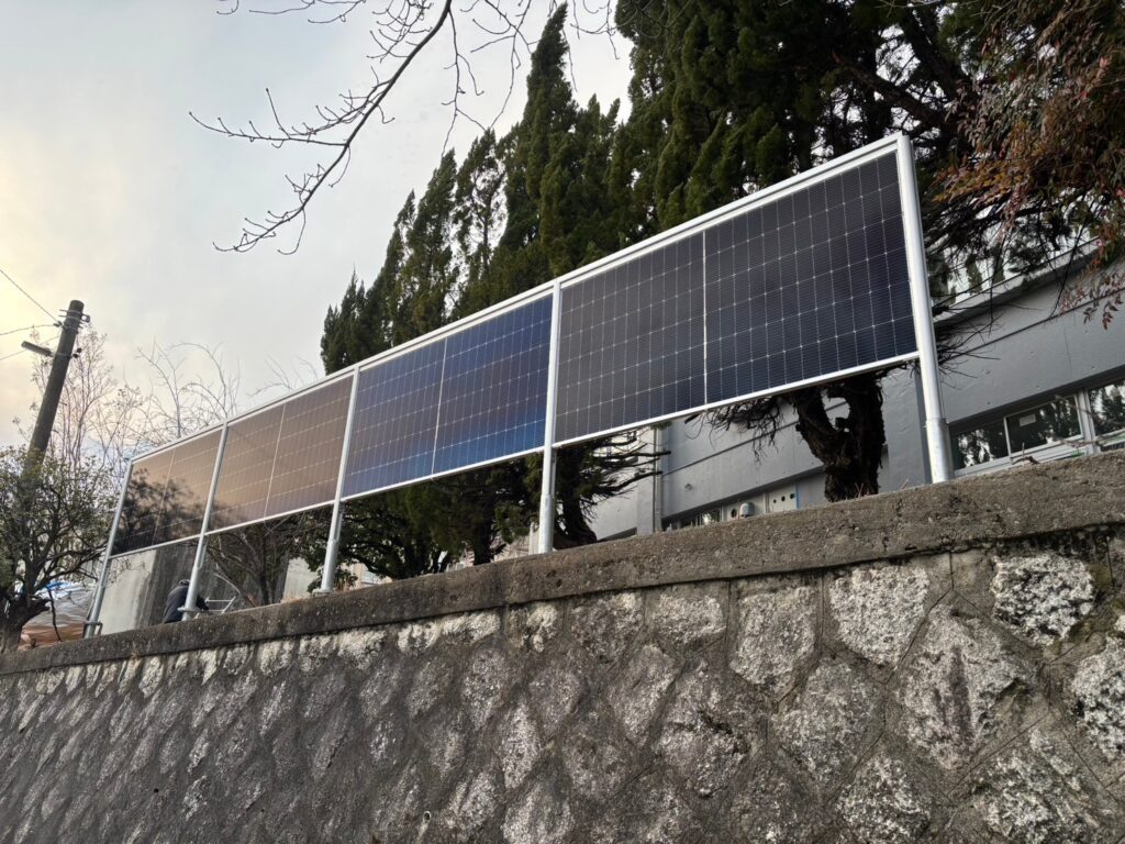 【太陽光】愛知県の某大学にソーラーフェンスを設置しました！|株式会社アルシス｜安城市｜愛知県｜住まいのリフォーム・リノベーション